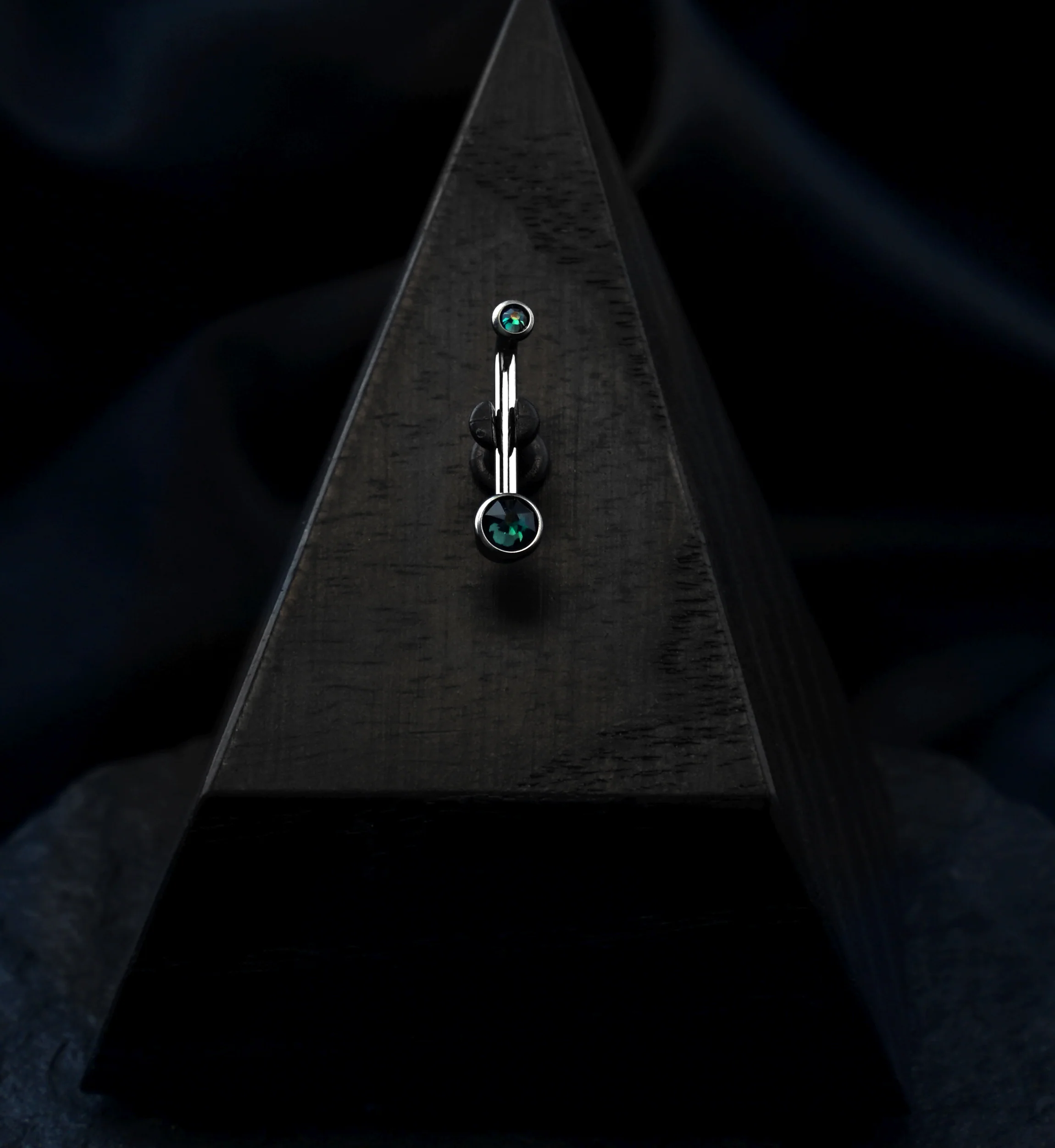 Vertical Clitoral Hood Emerald CZ Bar - Image 3